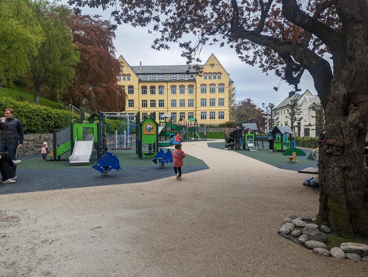 Family Friendly Apartment By The Park In The Very Center Of Ålesund Buitenkant foto
